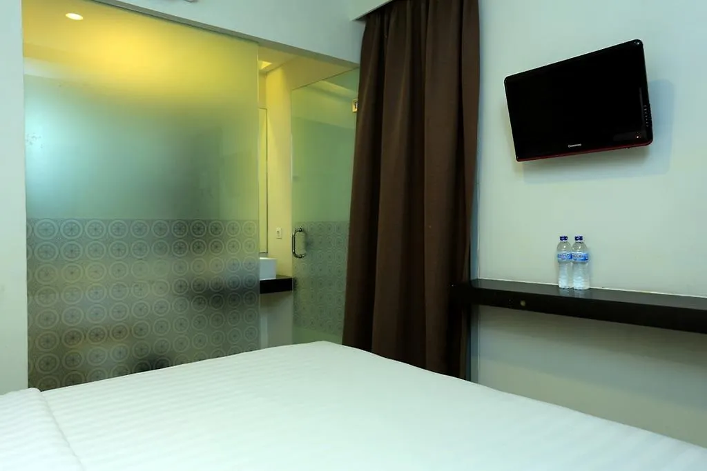Hotel Reddoorz @ Istana Kuta Galeria Guest House