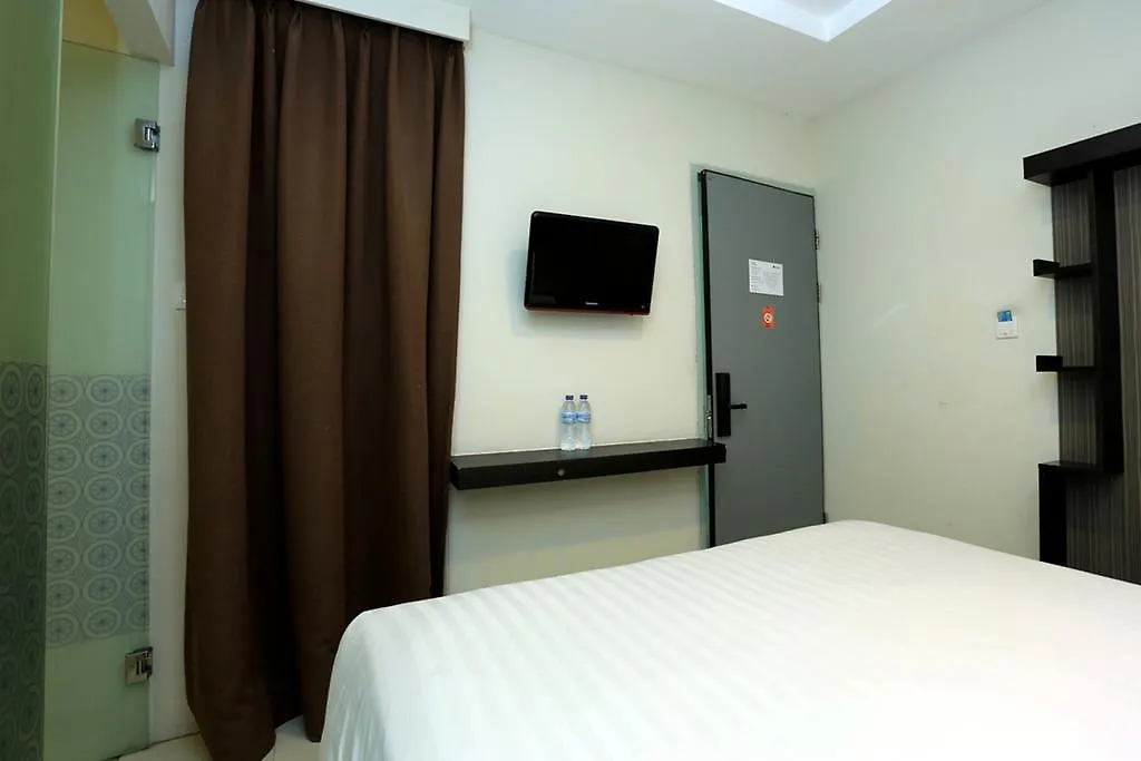Reddoorz @ Istana Kuta Galeria Guest House Hotel